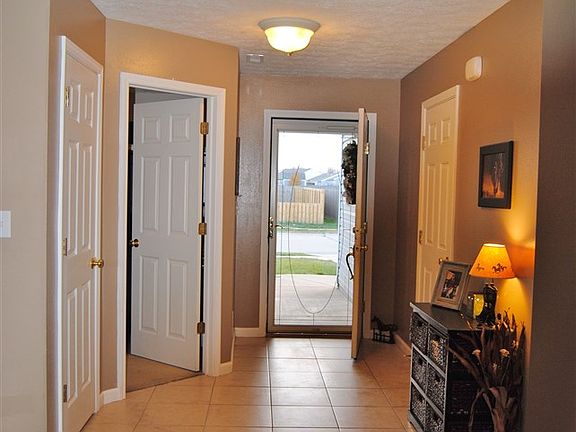 2nd image of 2918 Bond Dr