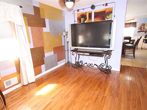 4th image of 332 Huguenot Ave