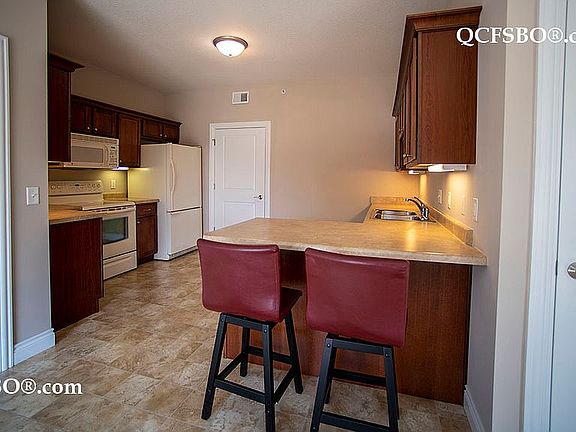 Kitchen and Breakfast Bar