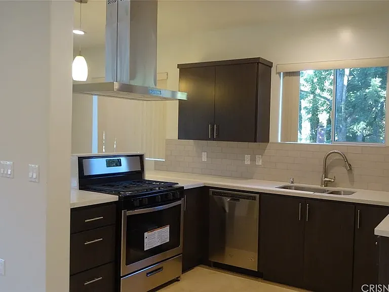 18358 Saticoy St #101 — Photo 2