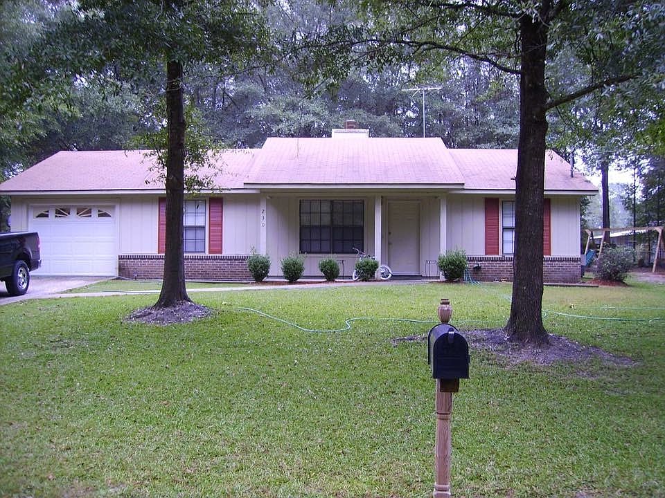 Cozy Ranch Style 3bd, 2bth home with spacious front and back