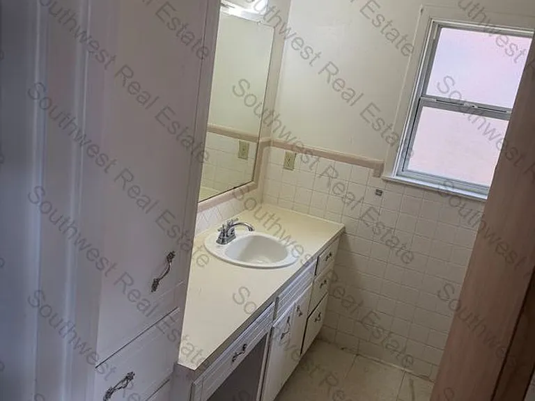 1412 W 10th St — Photo 6