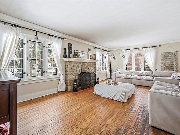 4th image of 371 Case Ave