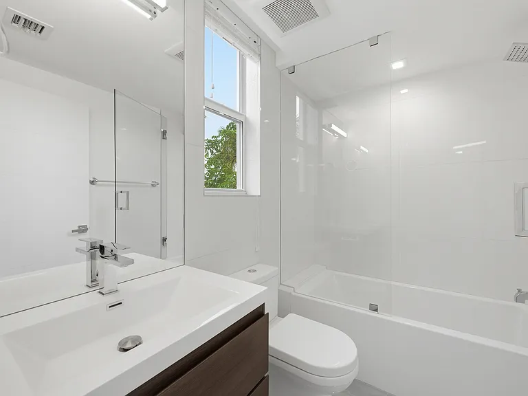 714 NE 14th Ave #102 — Photo 22