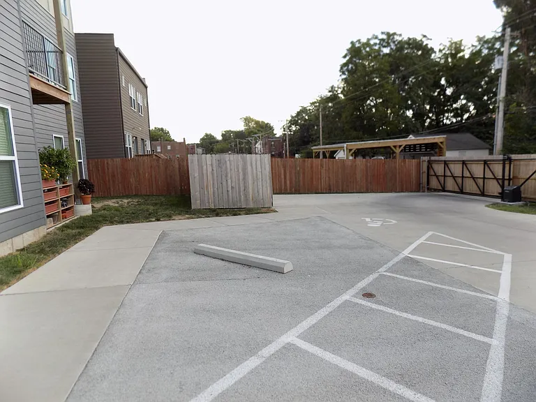 De Tonty Street Apartments — Photo 14