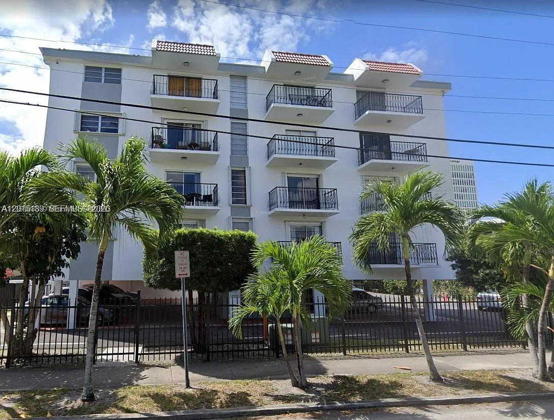 Twenty Five Hundred Condo — Photo 1