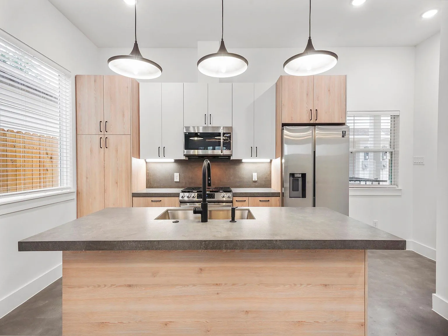 2 bed, 1.5 bath, 1717 sqft, $2,100 — Photo 1