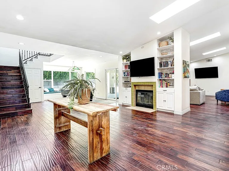 22450 Collins St — Photo 21