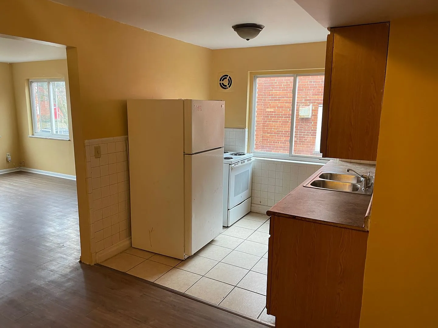 2 bed, 1.0 bath, 1100 sqft, $1,075 — Photo 4