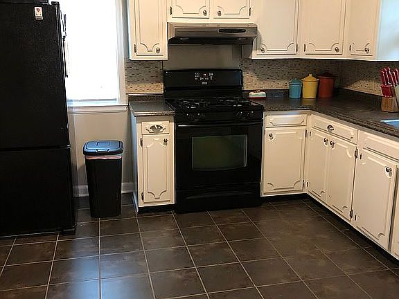 3rd image of 218 Oakey Ave