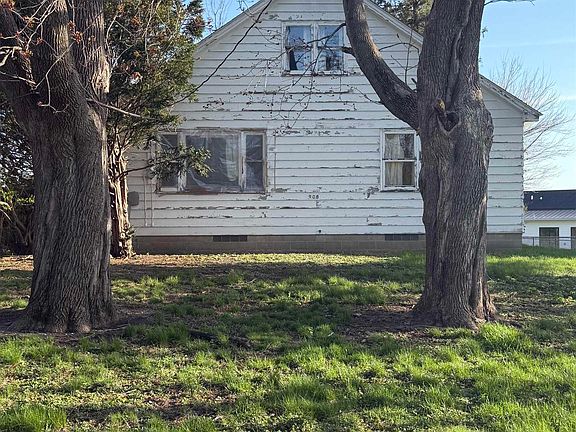 2nd image of 908 Sherman St