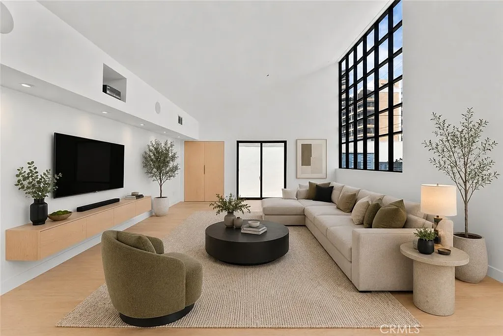 3 bed, 2.5 bath, 2493 sqft, $7,800 — Photo 2