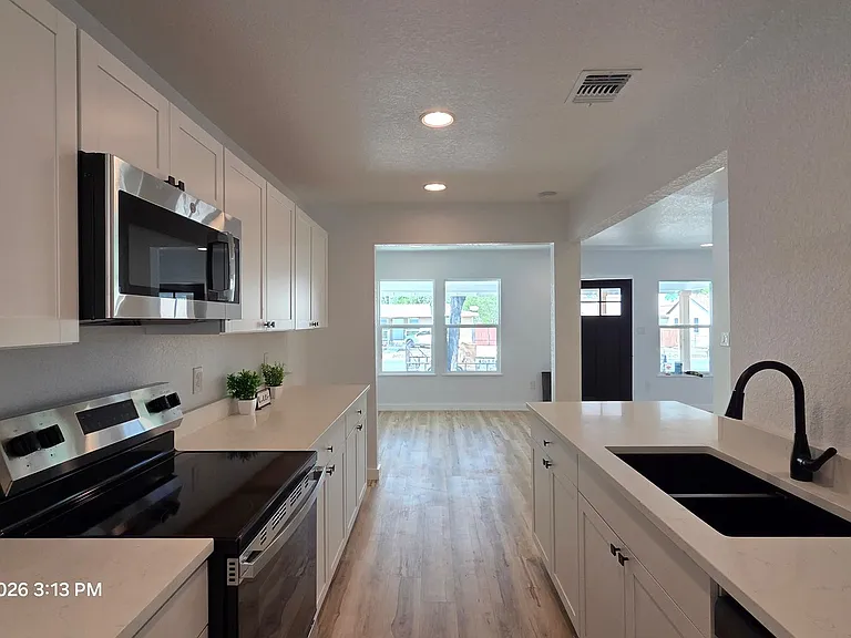 2530 W Woodlawn Ave — Photo 9