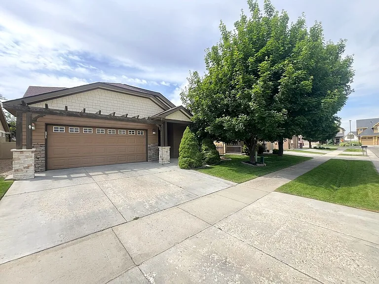 717 W Claire St — Photo 2