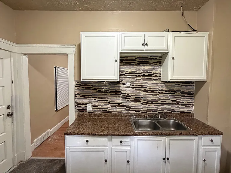 10604 Parkview Ave — Photo 3