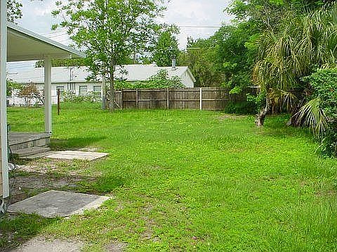 1712  Side yard 