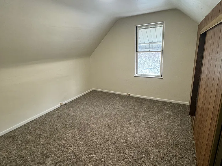 595 Castle Ave W — Photo 7