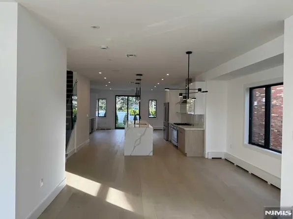 207 4th St #B, Palisades Park, NJ 07650