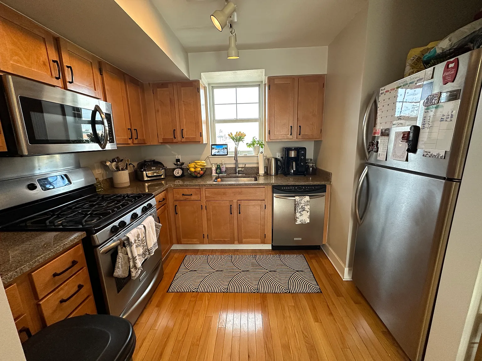 2 bed, 887 sqft, $2,750 — Photo 1