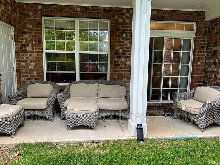 124 Longchamp Ln — Photo 5
