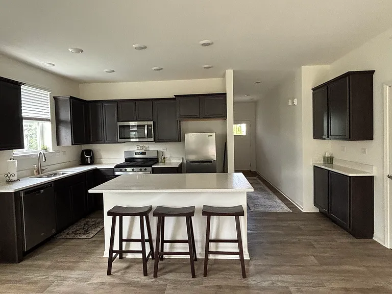 922 Darwin St — Photo 3