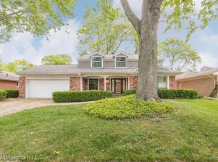 656 Pear Tree Ln, Grosse Pointe Woods, MI 48236