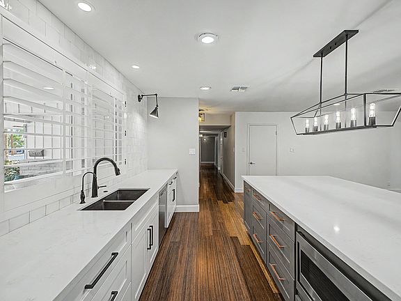 4th image of 865 W Galveston St