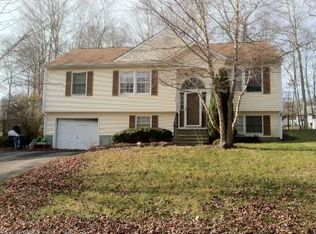 207 Heather Glen Ln, Groton, CT 06355
