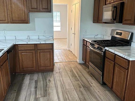 4th image of 18312 Crestwind Ln
