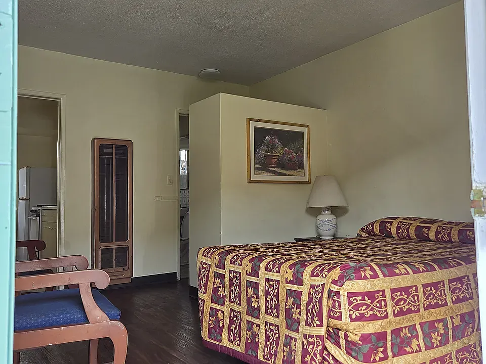 Studio, 200 sqft, $1,400 — Photo 2