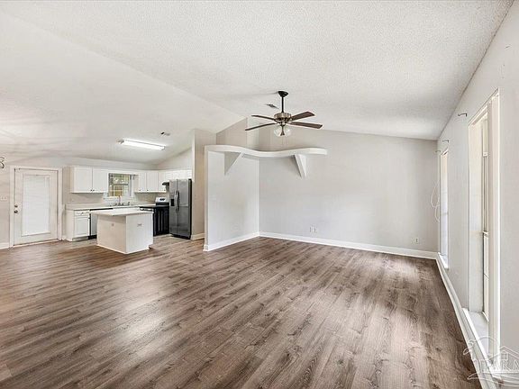 4th image of 1060 Cobblestone Dr