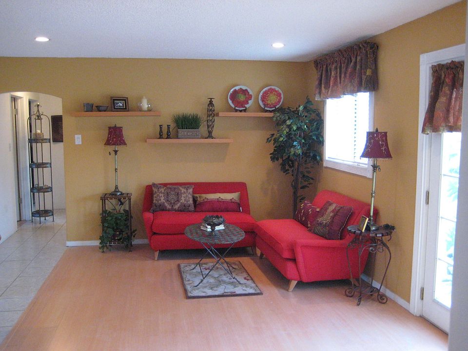 Cheerful Family Room