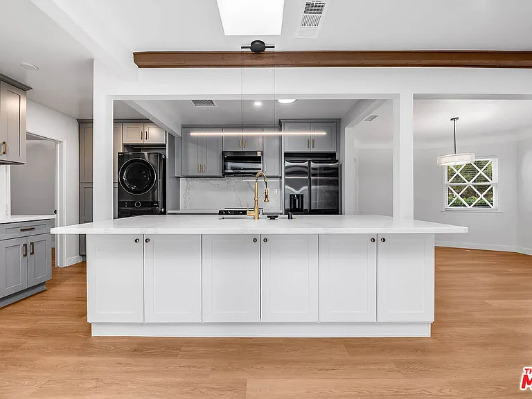 1400 W Clark Ave — Photo 11