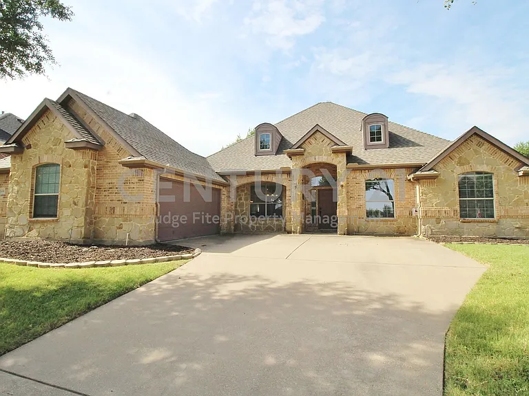 2610 Tall Meadows Dr — Photo 1