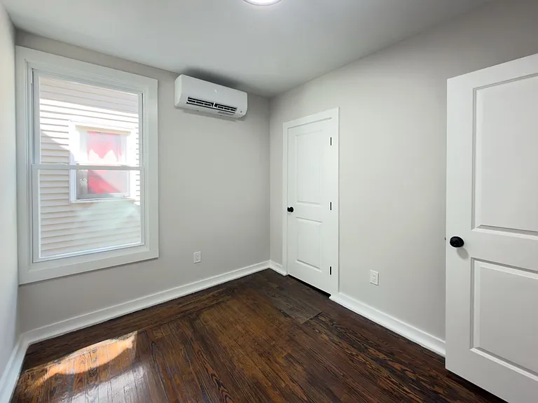 560 Howard Ave — Photo 38