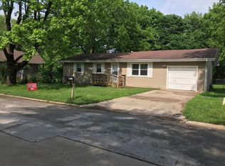 1104 S Willow Ln, Springfield, MO 65804