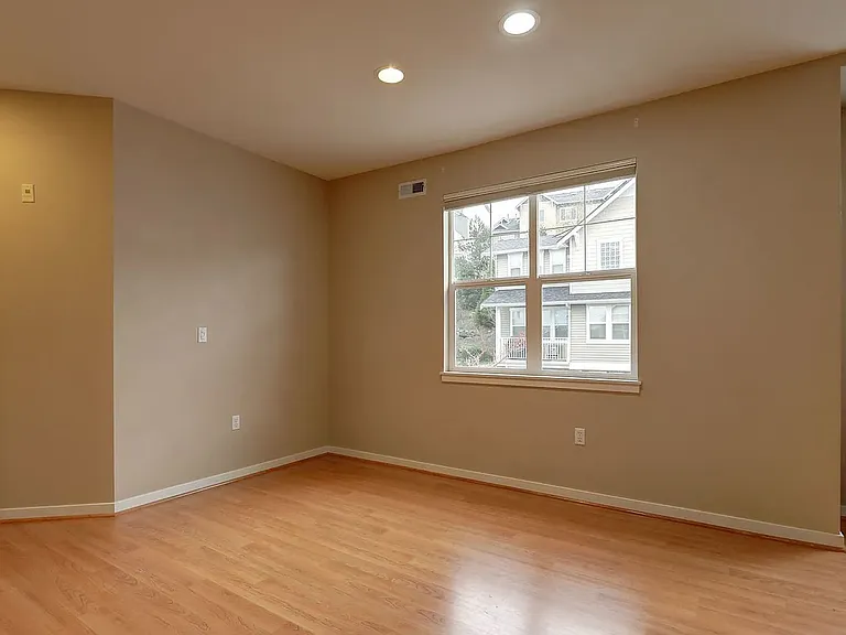 1601 NE Katsura St #203 — Photo 8