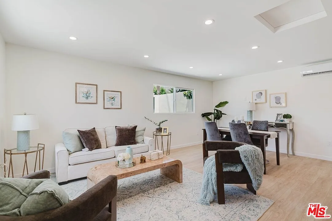 3 bed, 2.0 bath, 1005 sqft, $3,500 — Photo 3