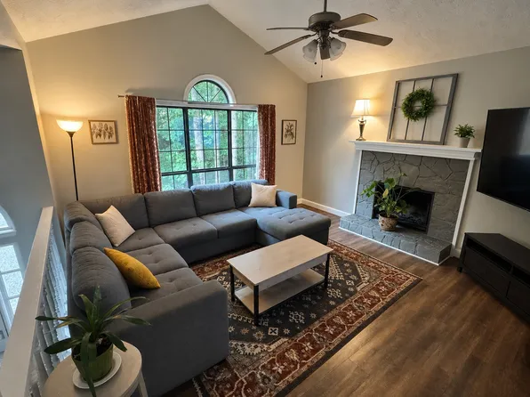 4330 Falcon Crest Dr, Flowery Branch, GA 30542
