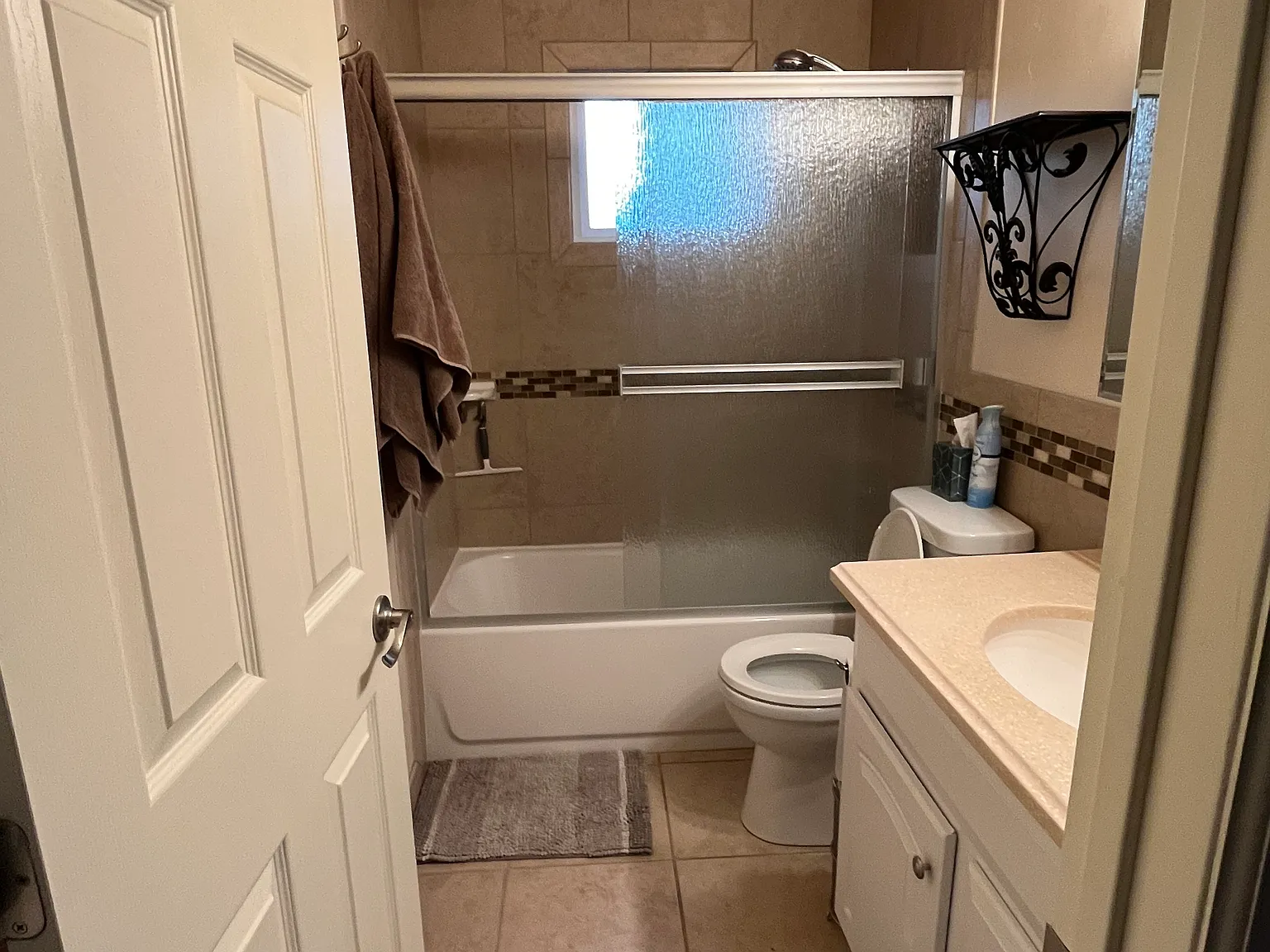 2 bed, 1045 sqft, $1,949 — Photo 3