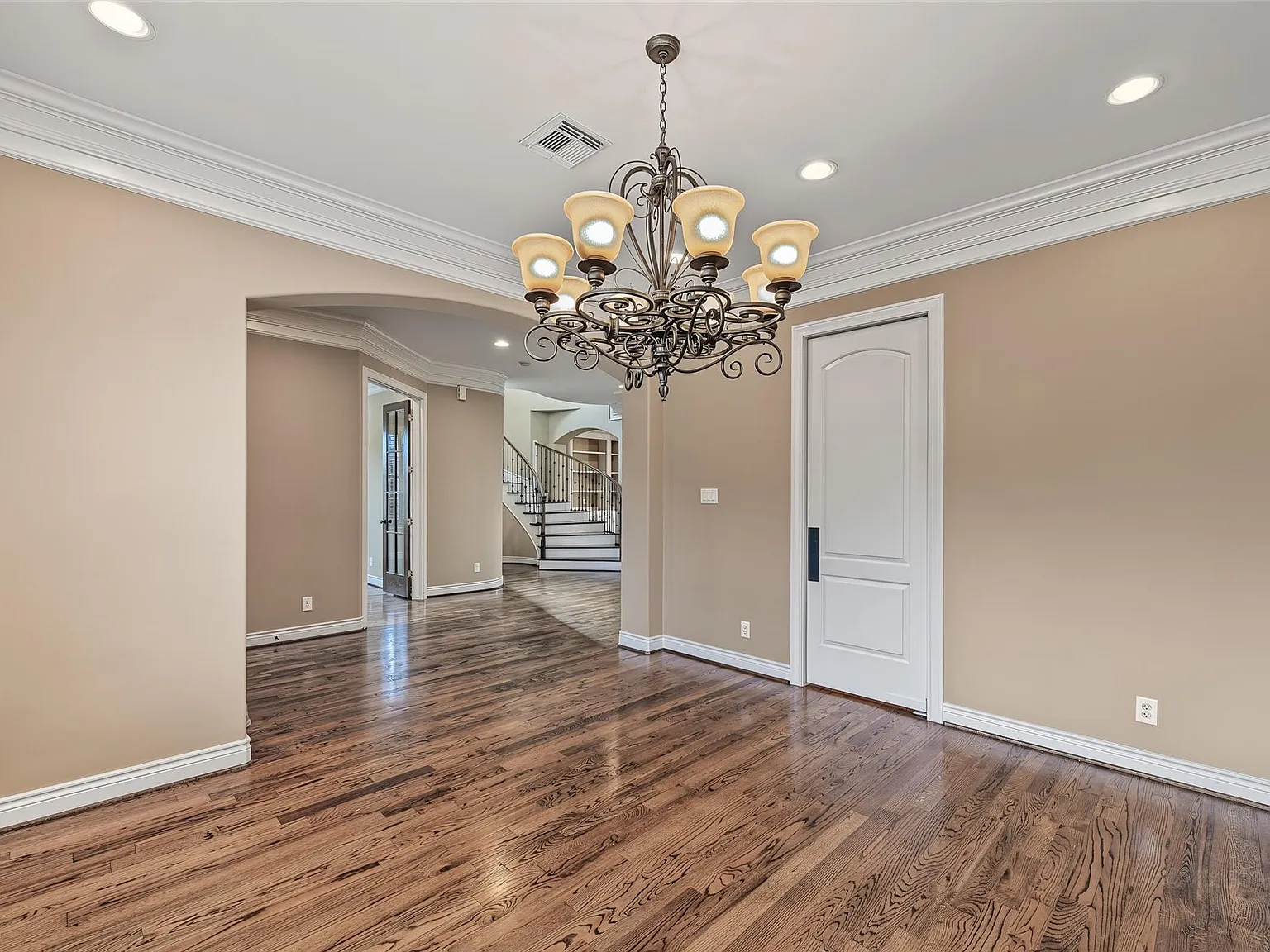 4 bed, 3.5 bath, 3789 sqft, $5,300 — Photo 4