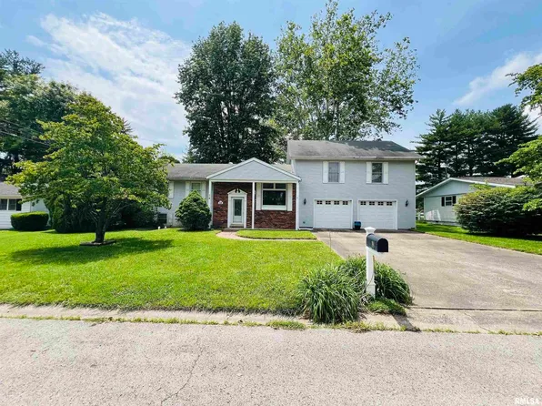 14 Fairfax Dr, Harrisburg, IL 62946