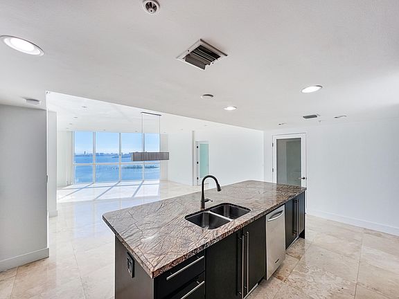 3rd image of 665 NE 25th St APT 2701