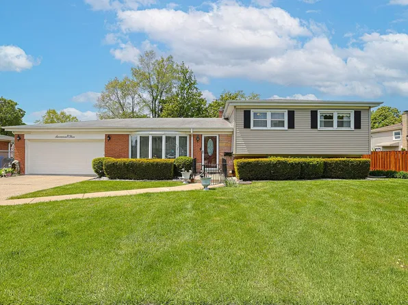 1703 W Robbie Ln, Mount Prospect, IL 60056