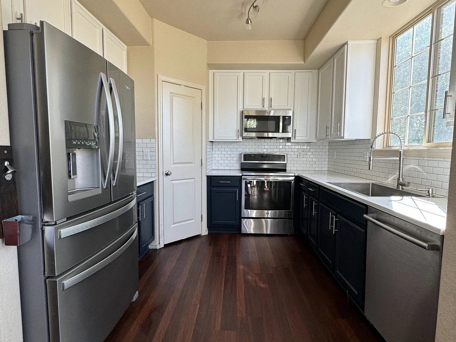 3 bed, 1664 sqft, $3,100 — Photo 4
