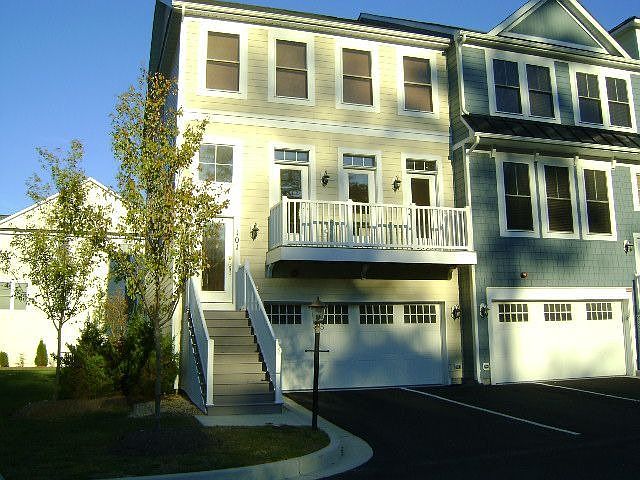 3 Level Townhome Overlooks a Marina