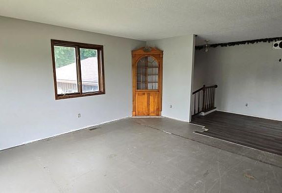 3rd image of 503 Hawthorne Dr