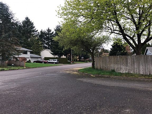 4th image of 204 SE 152nd Ave