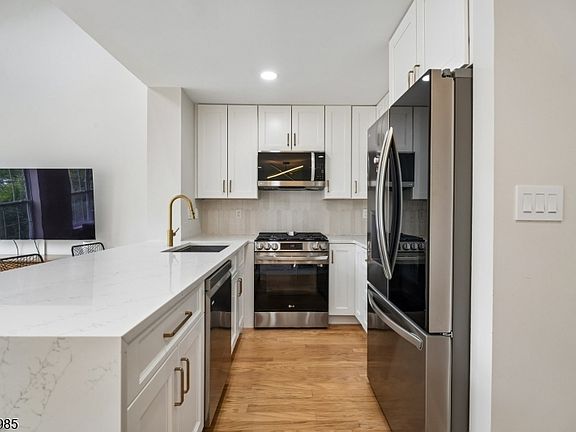 5th image of 816 Firethorn Dr