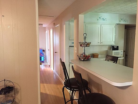 Breakfast bar & kitchen